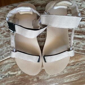 EUC Beige Strappy Sport Sandals size 37 -US size 6.5 or 7, Arch Support, Comfy